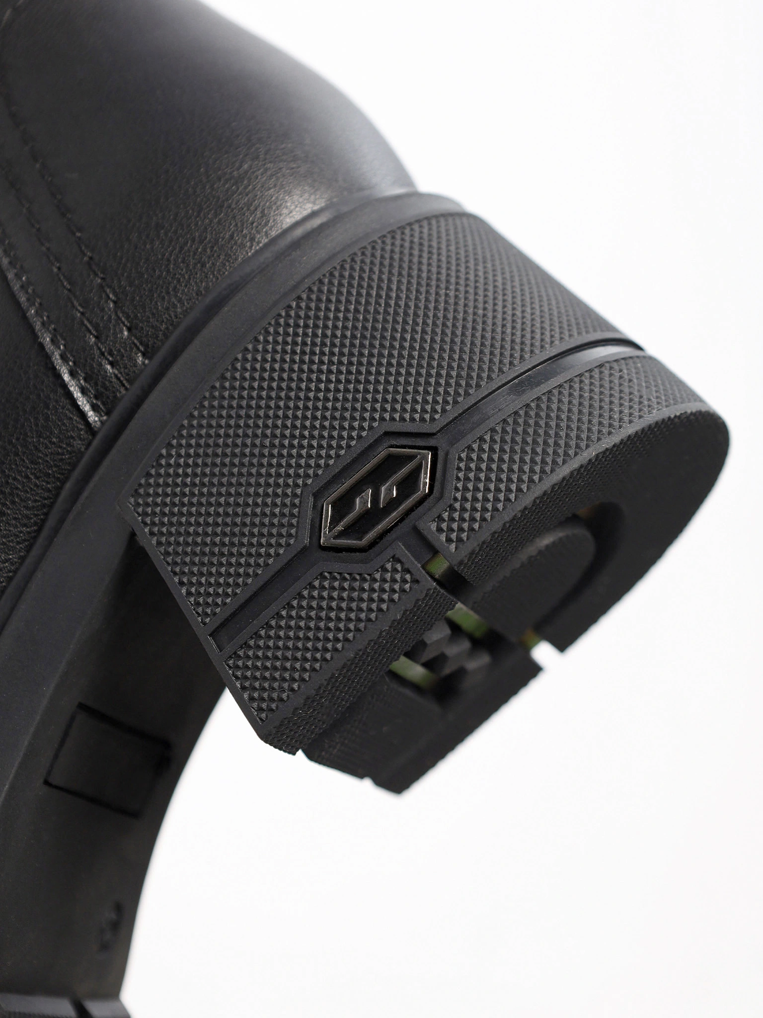 Сапоги черного цвета из натуральной кожи на высоком широком каблуке